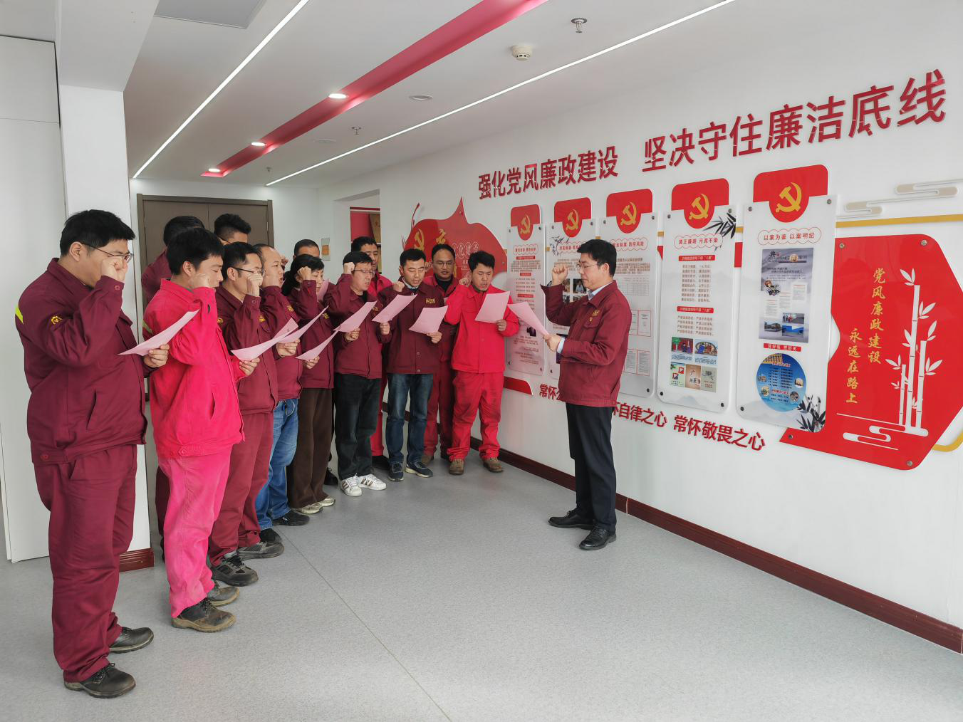 清风正气伴我行 勤政廉政筑忠诚 公司开展“新任及晋升干部代表勤政廉政宣誓”活动